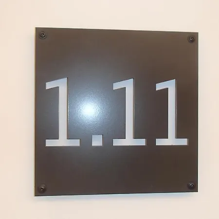 아파트 Apartment- Welcome To Art Building *
